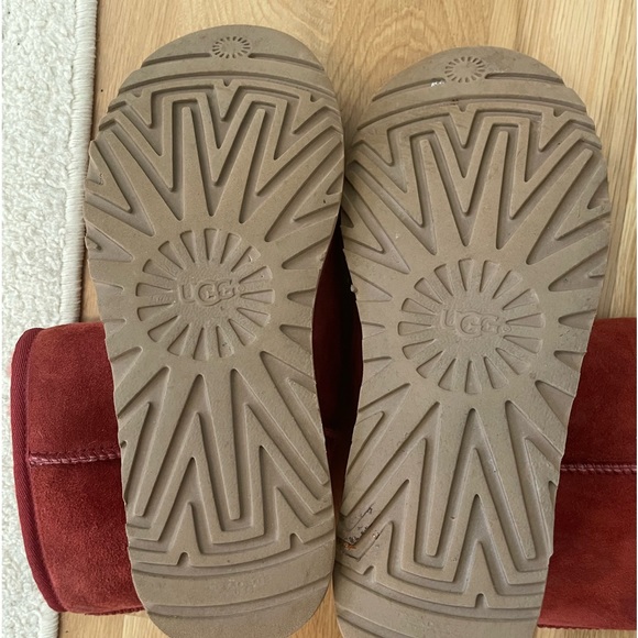 EXCELLENT CONDITION UGG Classic Short II Women's Mouton Red Boots - Picture 2 of 4